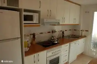 La cuisine entièrement équipée, machine à laver dans le cellier attenant.