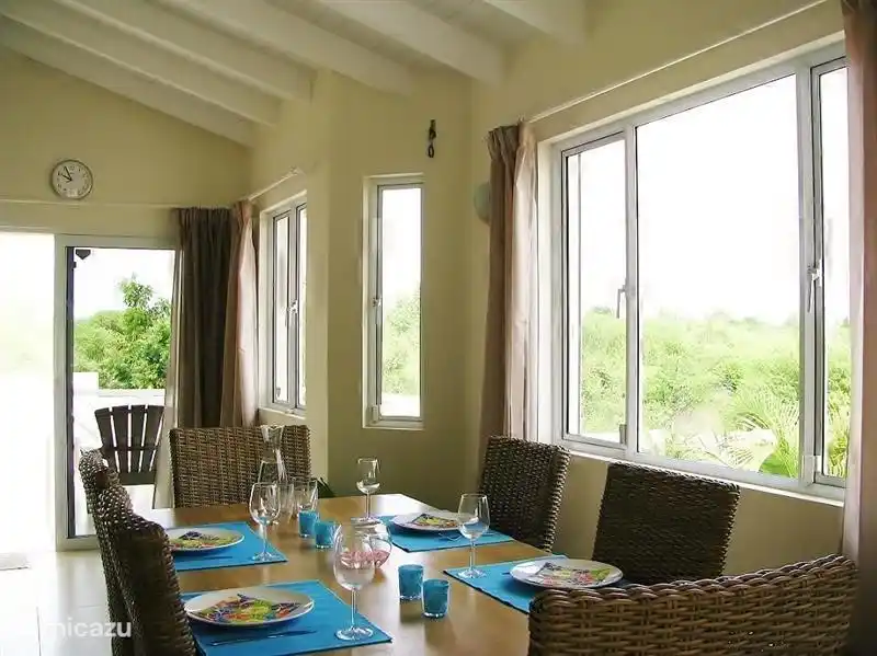 Eettafel met comfortabele stoelen.