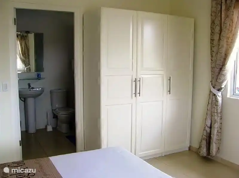 De master bedroom met de badkamer ensuite. In elke slaapkamer vindt u een driedelige kledingkast.