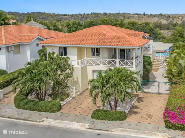 Kas Mondi | Curaçao, Banda Ariba (est), Jan Thiel - villa La villa avec la réserve naturelle directement adjacente Lagun Jan Thiel en arrière-plan, où vous pouvez faire de la randonnée et du VTT.