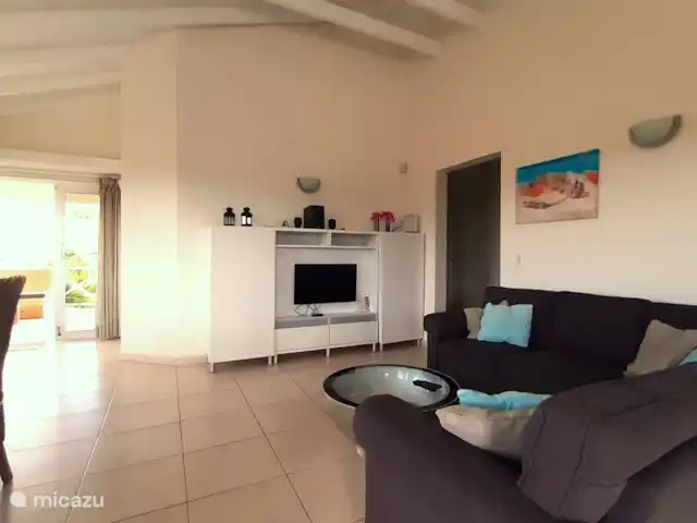 Kas Mondi | Curaçao, Banda Ariba (est), Jan Thiel - villa Le salon est entièrement meublé et équipé d'une connexion Wi-Fi gratuite, d'une télévision avec toutes les chaînes néerlandaises et d'une radio avec USB et dent bleue.