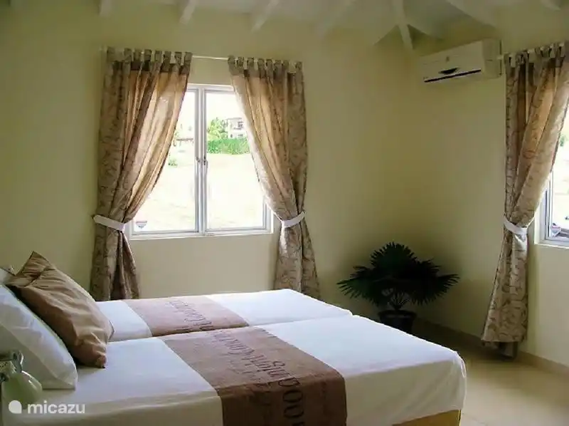 De slaapkamers zijn allen voorzien van airco en boxspringbedden met zowel dekbedden als lakens.