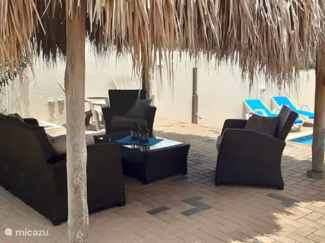 Kas Mondi | Curaçao, Banda Ariba (est), Jan Thiel - villa Profitez sous la palapa ombragée