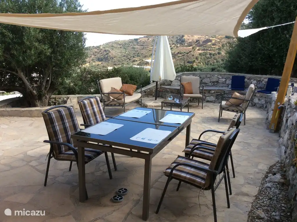 Groot terras met eettafel en loungeset