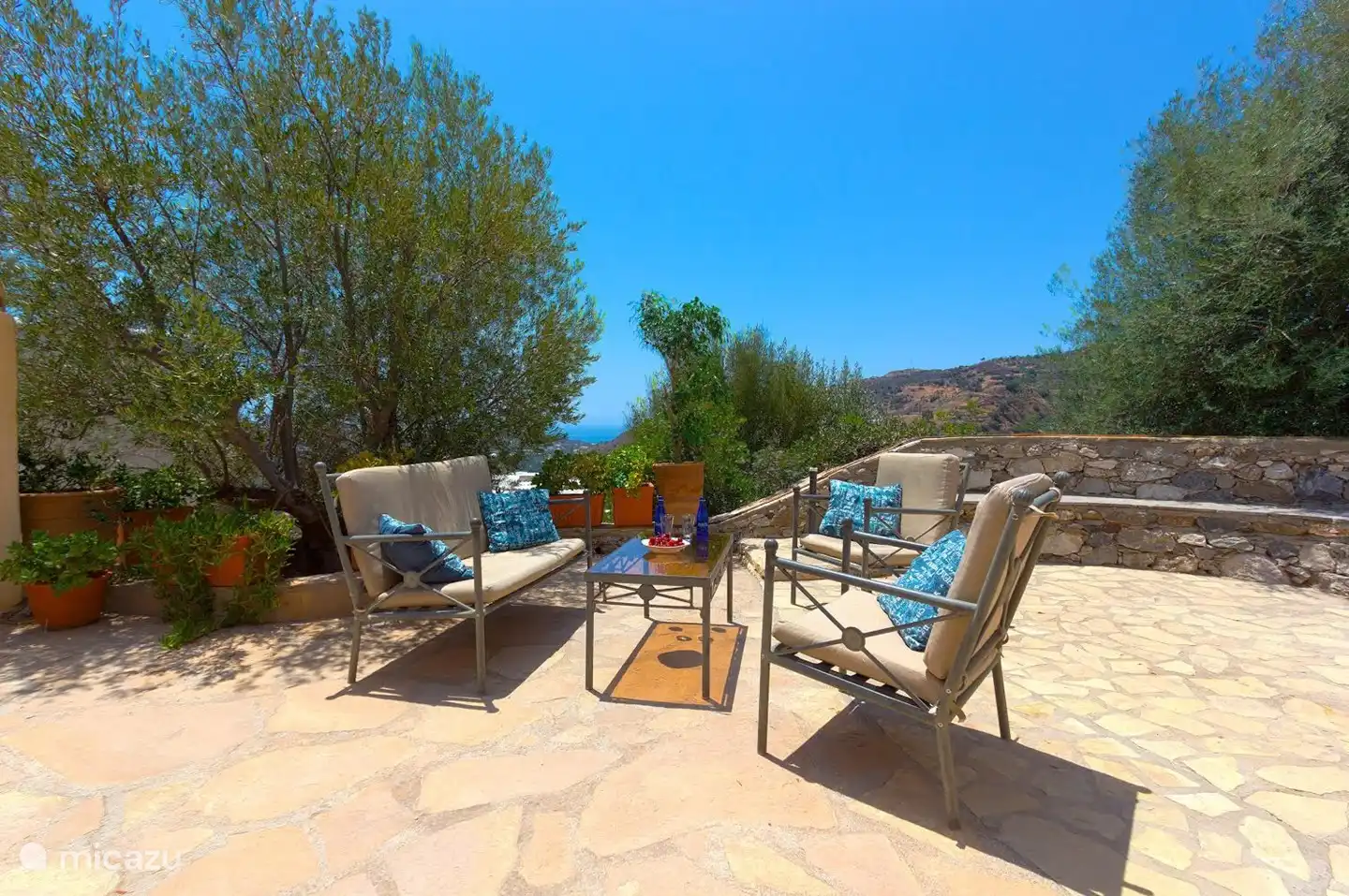 Terras met uitzicht op bergen en zee