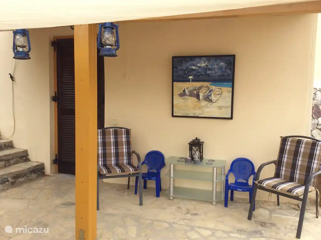 Gezellig met een Griekse wijn of raki onder de pergola