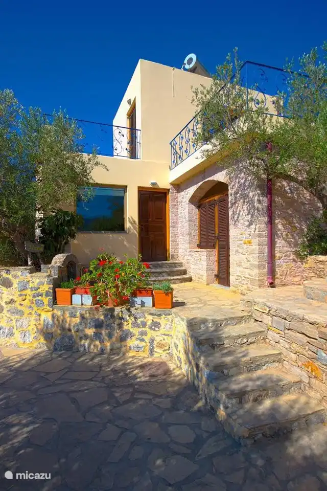 Voorzijde van de villa