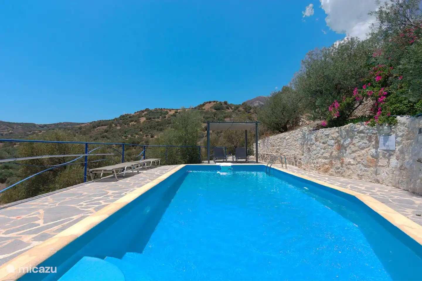 Voldoende ruimte bij het zwembad