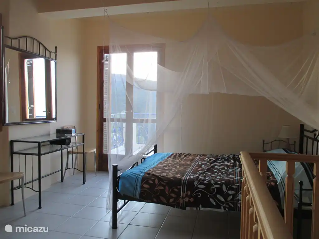 Slaapkamer boven met twee dakterrassen