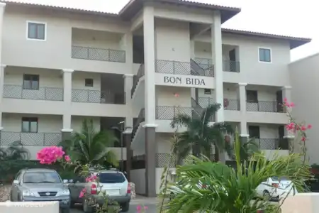 Vakantiehuis Bonaire, Bonaire, Kralendijk appartement Bon Bida 14 Parkeerplaats en entree