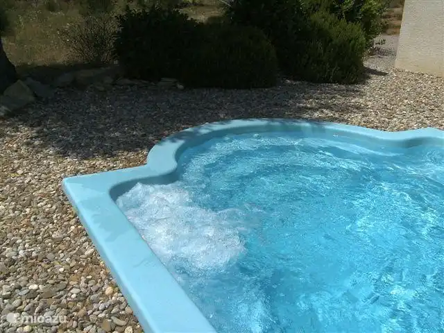 Le Chat Rouge 2026 avec 5** Confort | France, Hérault, Siran-Najac - villa Bulles dans la piscine, la table de massage en action. Pour votre massage quotidien.