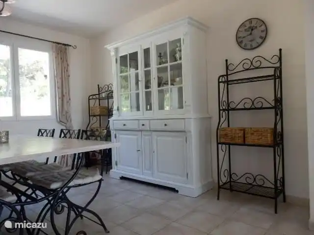 Crockery cabinet in the kitchen, with 2 French bakery cabinets on the left and right. Also present Senseo, filter coffee machine and Nespresso machine