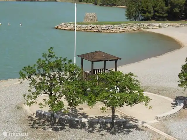 Le Chat Rouge 2026 avec 5** Confort | France, Hérault, Siran-Najac - villa Plage du Lac de Jouarres, à 5 kilomètres de votre villa entre Pépieux et Homps.