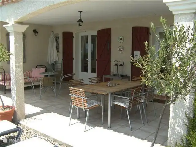 Le Chat Rouge 2026 avec 5** Confort | France, Hérault, Siran-Najac - villa La spacieuse terrasse couverte cosy, où il fait toujours bon se tenir.