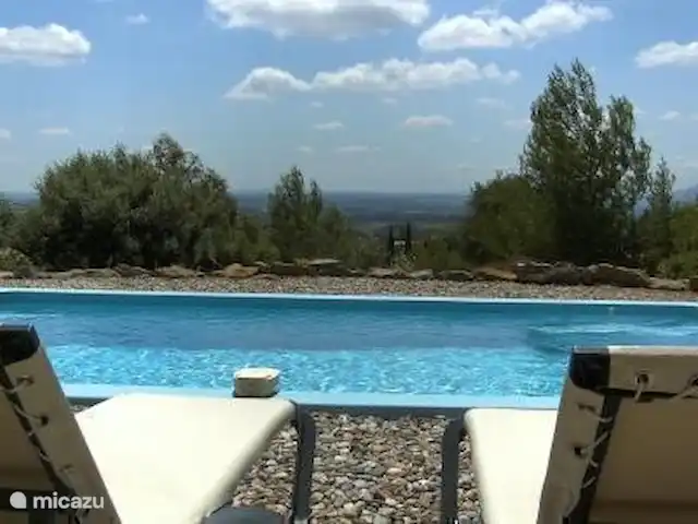 Le Chat Rouge 2026 avec 5** Confort | France, Hérault, Siran-Najac - villa Votre vue depuis la terrasse sur votre piscine vers les Pyrénées.