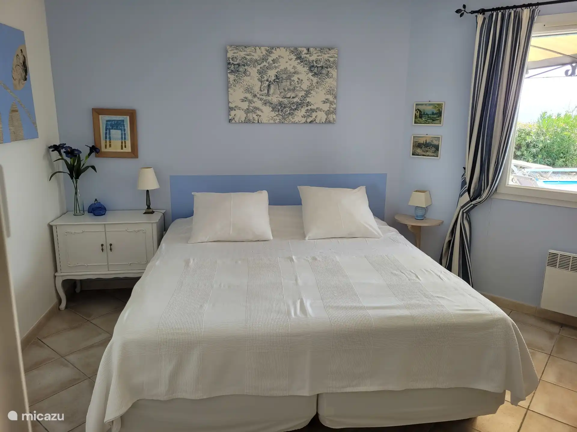 Bedroom with double bed. 180x 200