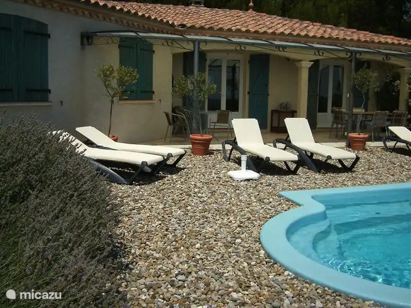 The luxury sunbeds by the pool with Roman steps and massage bed.