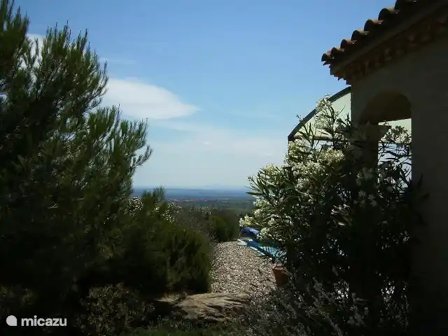 Le Canard Bleu 5* 2026 nog met keuze huren in Frankrijk, Hérault, Siran-Najac - villa De tuin met vele geurende planten waaronder oleanders, rozemarijn en lavendel.