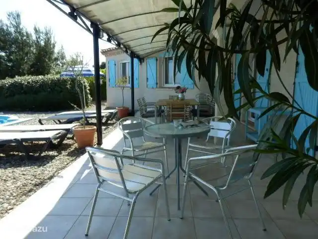Le Canard Bleu 5* 2026 nog met keuze huren in Frankrijk, Hérault, Siran-Najac - villa Onder de pergola in de schaduw is het goed toeven.