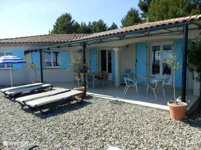 Le Canard Bleu 5* 2026 nog met keuze huren in Frankrijk, Hérault, Siran-Najac - villa Zijaanzicht van het terras.