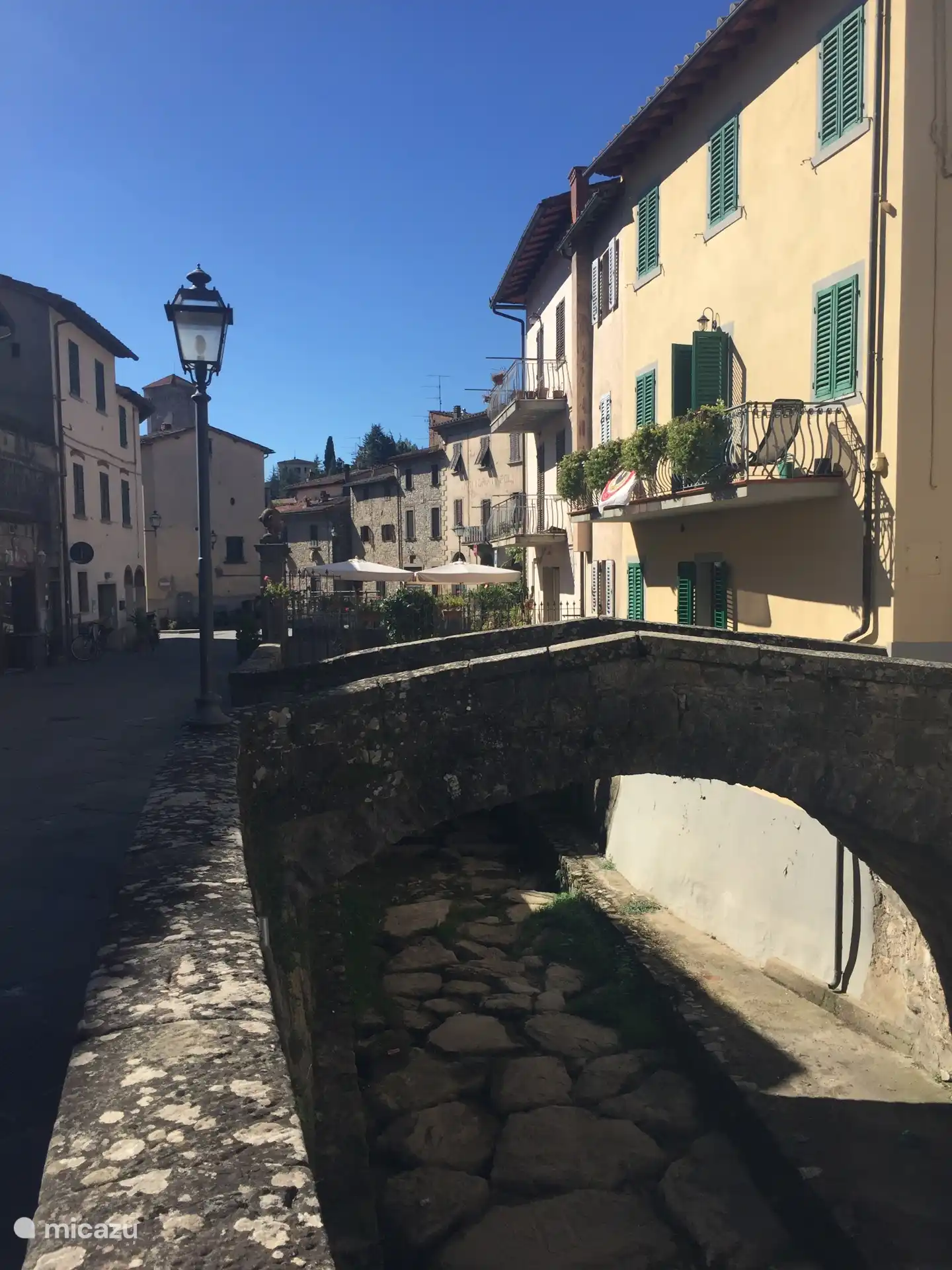 El pueblo a pocos minutos andando 