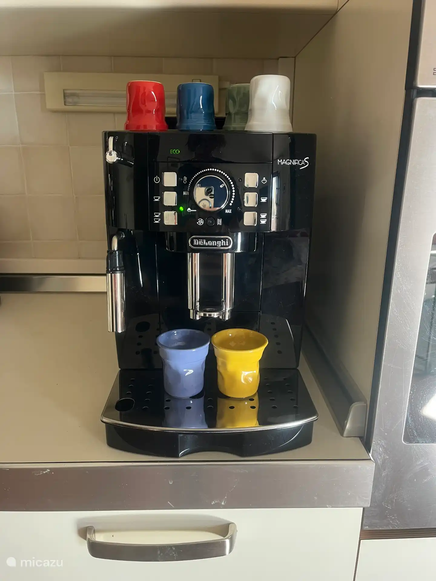 Una máquina de granos para una deliciosa taza de café