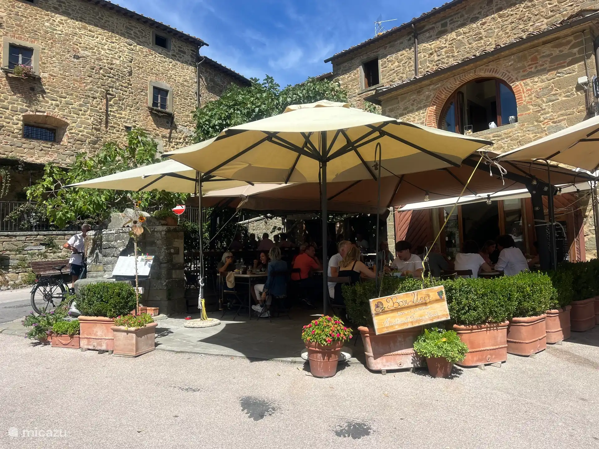 Muchos buenos restaurantes en la zona. Recibirá una lista al hacer la reserva 