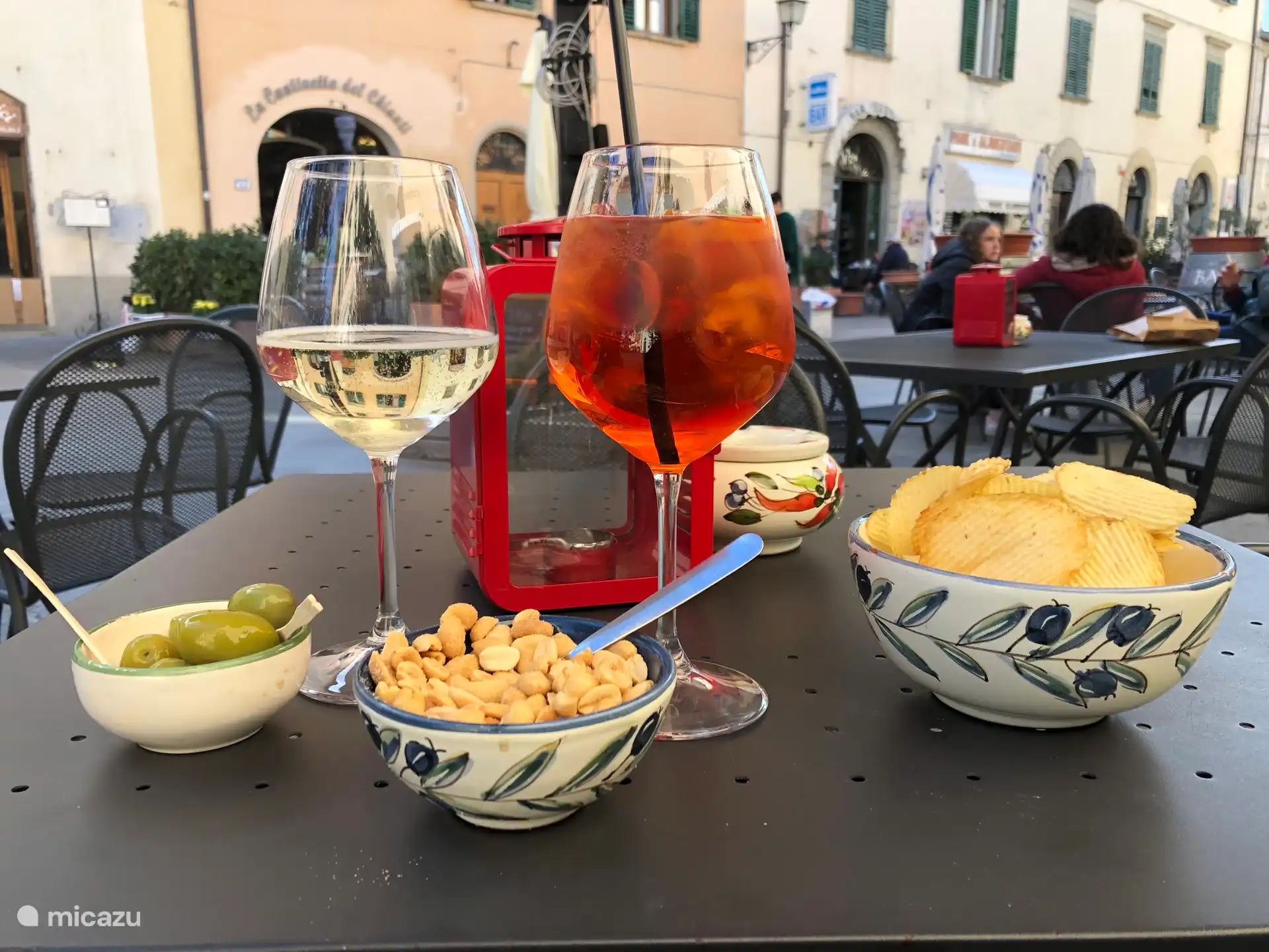 Buen desayuno o bebida en la plaza 