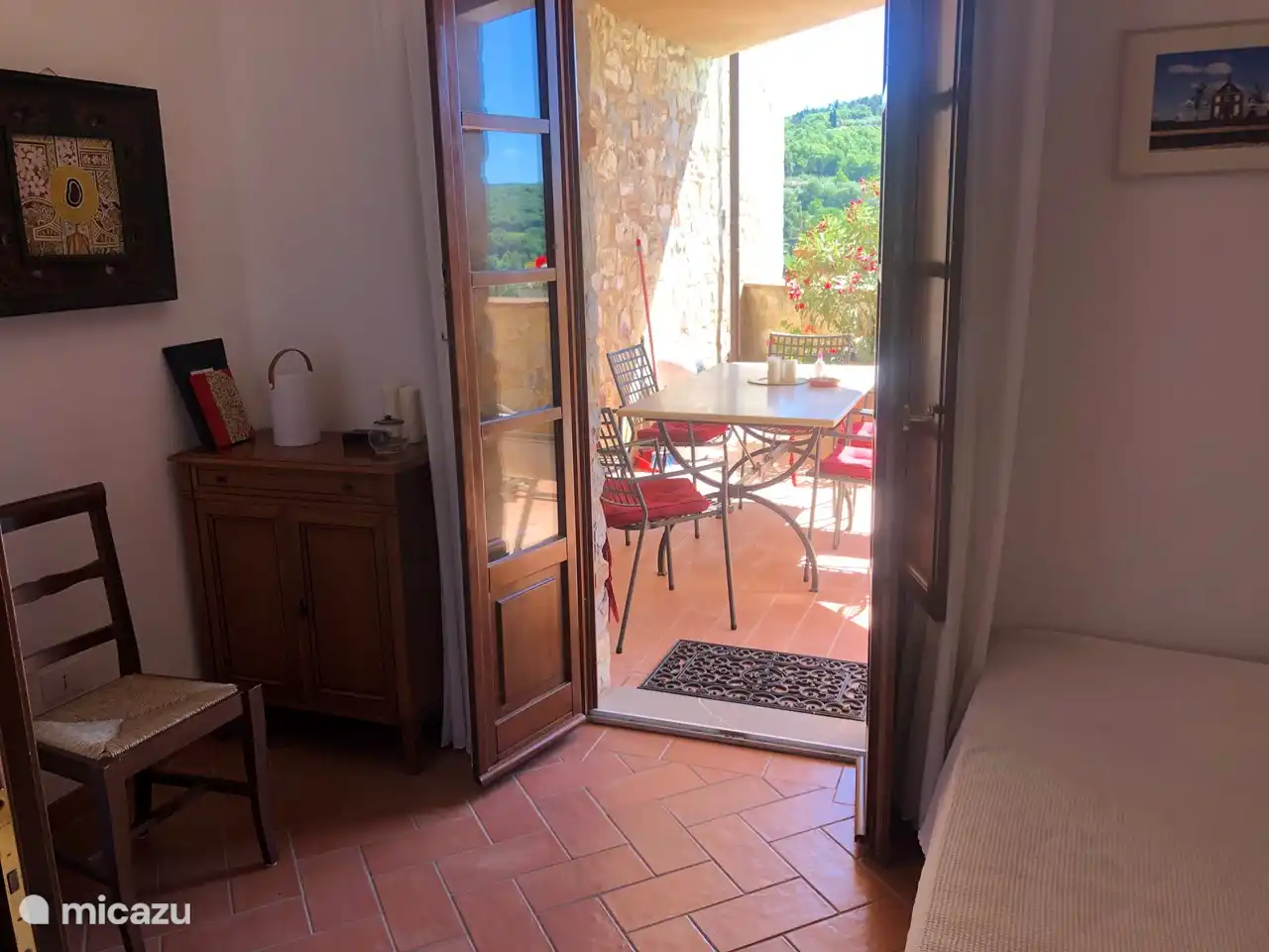 El dormitorio de trabajo también da acceso a la terraza. Con una pared corredera a la sala de estar.