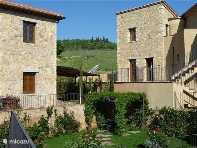 Los viñedos comienzan directamente detrás del complejo (foto de casas un poco más altas) 