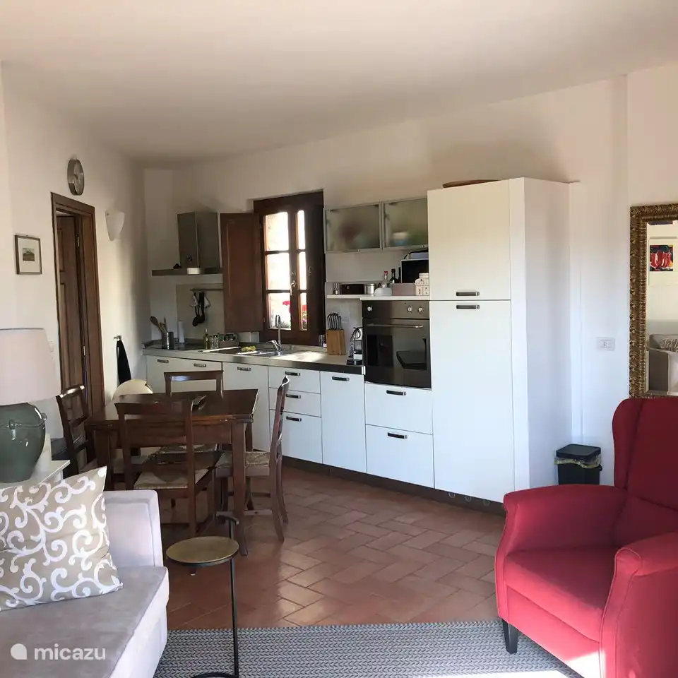 Cocina con todos los electrodomésticos 