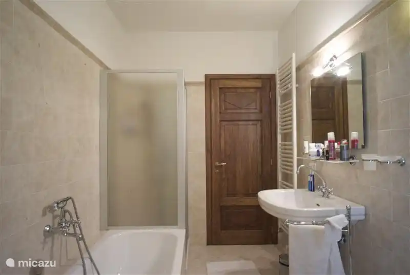 El baño es completo y lujoso. Con ducha, bañera y bidet.