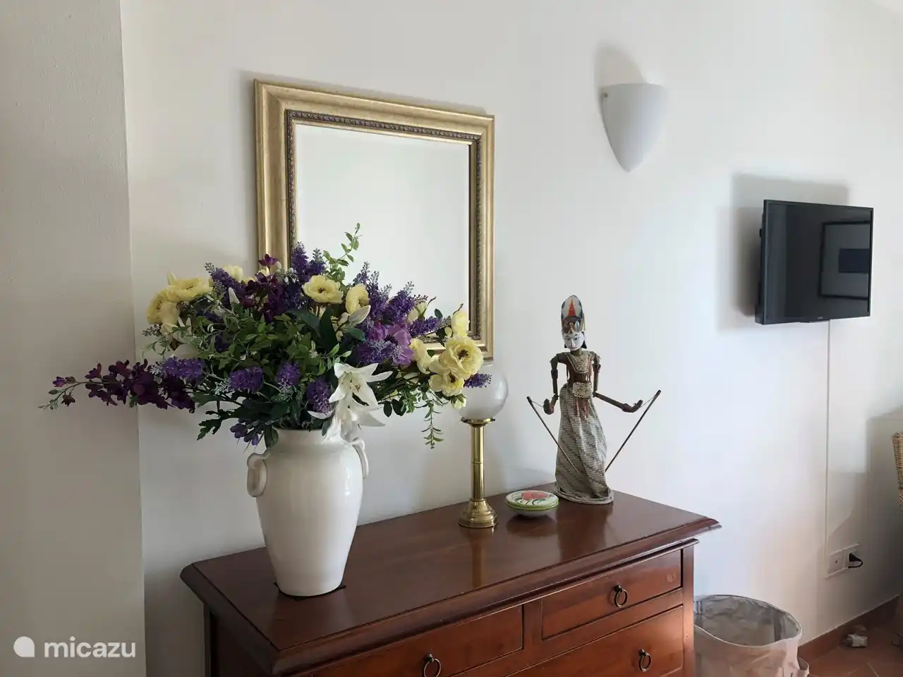 En el dormitorio hay un 2º televisor con Chromecast para Netflix y TV 