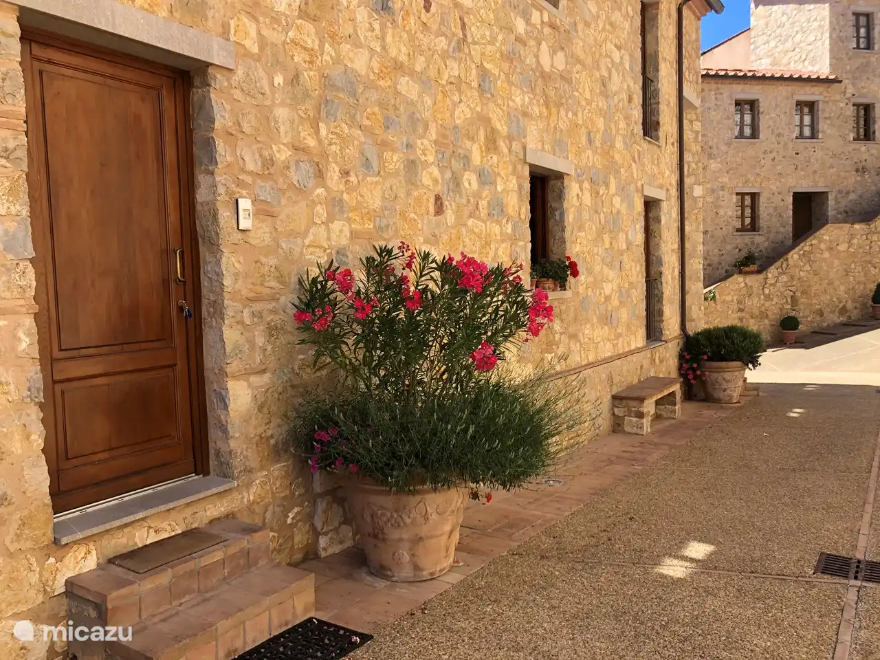 La puerta de entrada directamente en la calle