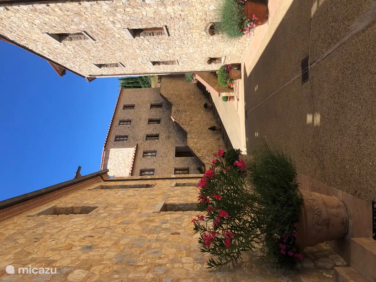 Nuestra puerta principal a la izquierda, puerta principal con 2 escalones. La calle que atraviesa el borgo está libre de automóviles, excepto para cargar y descargar. Hay macetas por todas partes. 