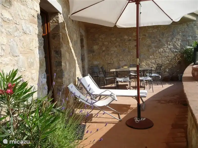 Nuestra encantadora terraza, aquí vivimos entre abril y octubre. Todas las habitaciones tienen acceso a la terraza. Parcialmente cubierto, siempre algo de sombra. Sol hasta las 3 en punto. Después, si lo desea, puede tomar el sol en la terraza de la parte delantera o junto a la piscina.  