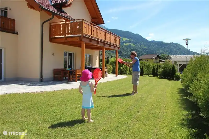 Profitez de jouer dans le jardin.
