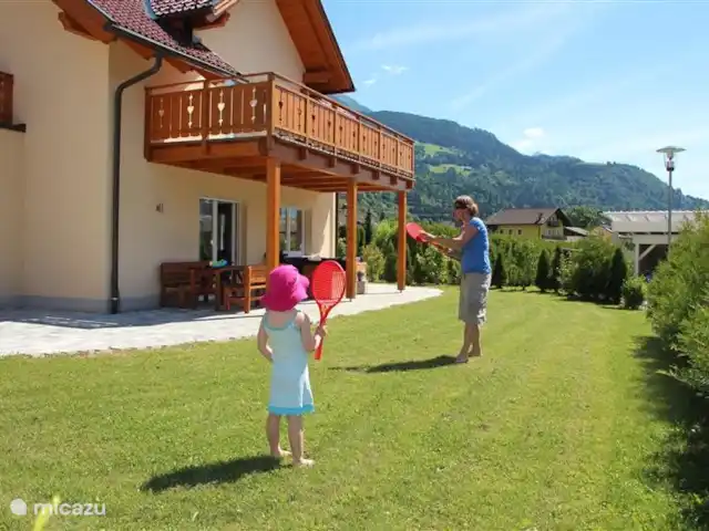 villa en Austria, Carintia, Kötschach-Mauthen – Villa Montañara Disfruta jugando en el jardín.