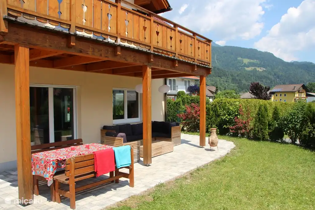 Asseyez-vous dehors, avec beaucoup d'ombre.