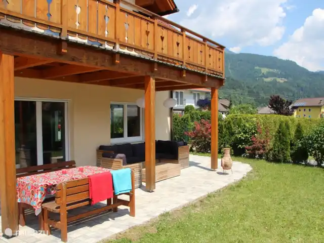 villa en Austria, Carintia, Kötschach-Mauthen – Villa Montañara Sentarse afuera, con mucha sombra.