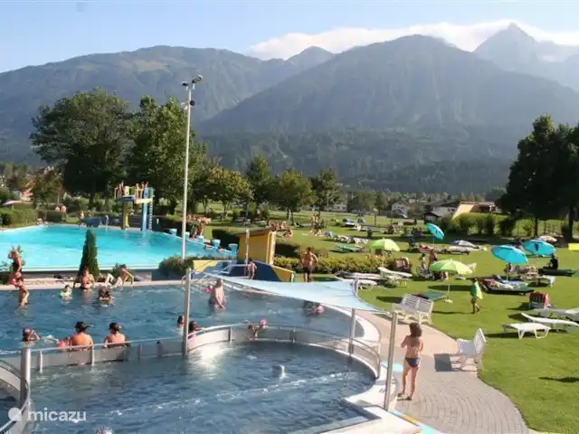 villa en Austria, Carintia, Kötschach-Mauthen – Villa Montañara Directamente en un maravilloso paraíso para nadar (piscina cubierta y al aire libre, bienestar) con un gran césped para tomar el sol