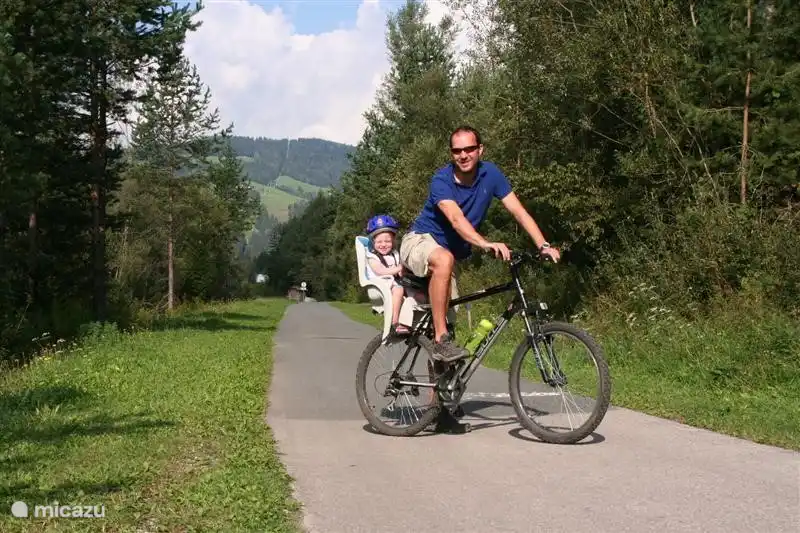 Nombreuses options cyclistes : E-bike (également en location), pistes cyclables et itinéraires VTT !