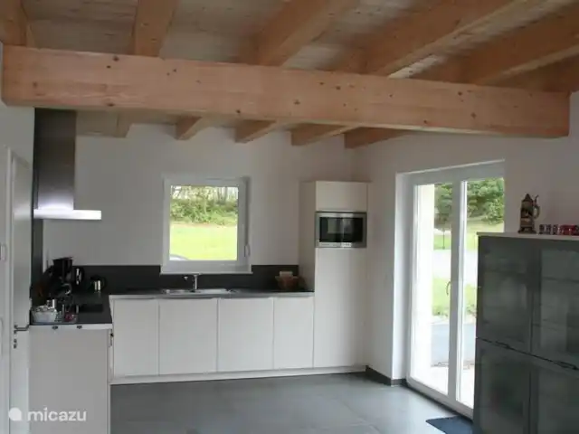 villa en Austria, Carintia, Kötschach-Mauthen – Villa Montañara Cocina de lujo abierta con puertas de patio a la terraza.
