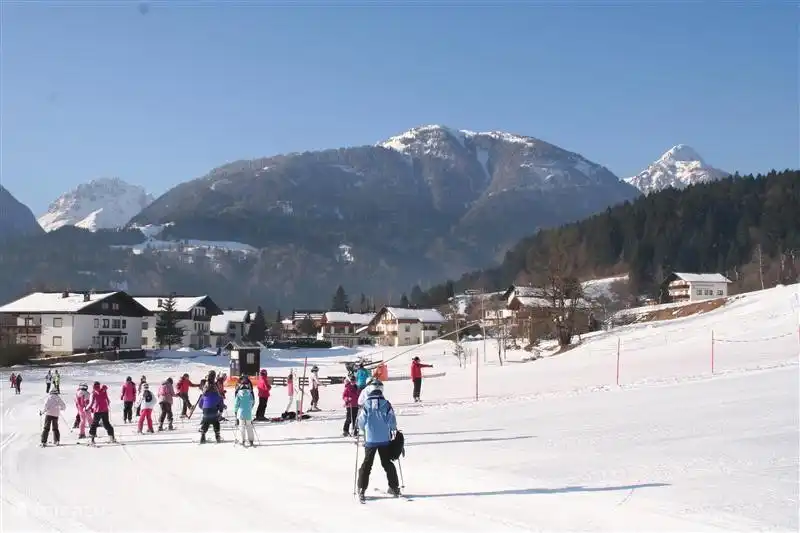 Enfants en classe, café sur votre propre terrasse avec vue sur les pistes.