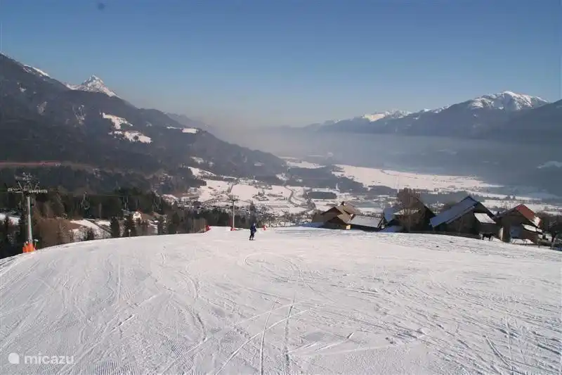 Vue sur la vallée hivernale de Gailtal depuis la piste de ski.