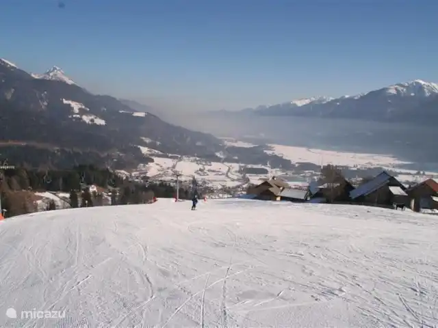 villa en Austria, Carintia, Kötschach-Mauthen – Villa Montañara Vista del Gailtal invernal desde la pista de esquí.
