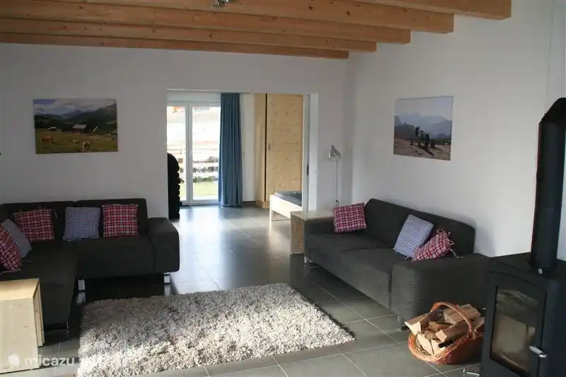 Salon spacieux avec poêle à bois chaleureux.