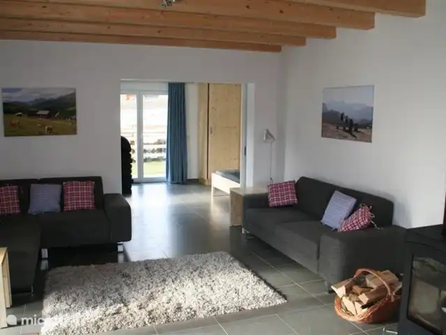 villa en Austria, Carintia, Kötschach-Mauthen – Villa Montañara Amplio salón con acogedora estufa de leña.
