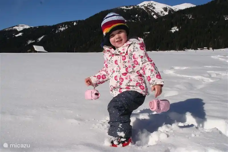 Les enfants peuvent également jouer en hiver.