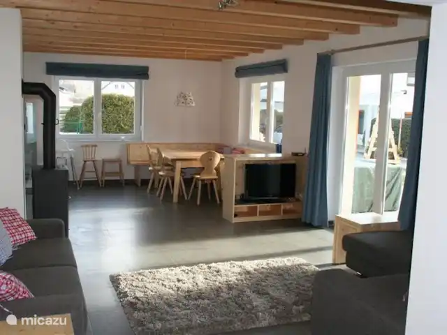 villa en Austria, Carintia, Kötschach-Mauthen – Villa Montañara Sala de estar luminosa, WiFi y TV por cable disponibles.